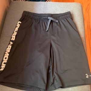 Under Armour boys size Large shorts